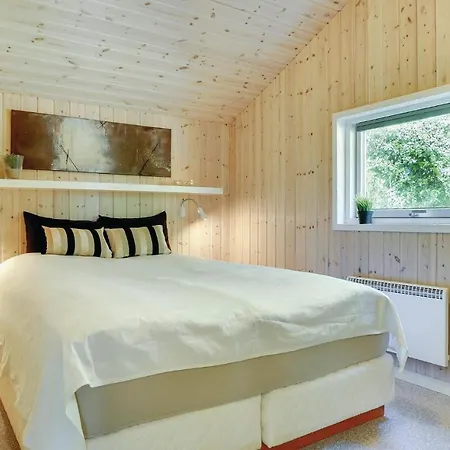 Vakantiehuis Three-bedroom Holiday In *
