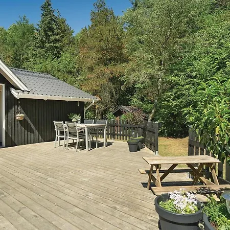 Vakantiehuis Three-bedroom Holiday In *